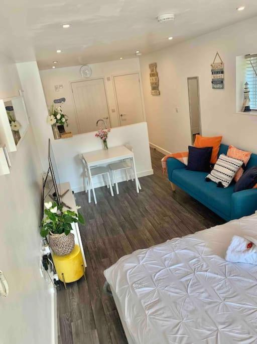 Bournemouth Nr Town Beach Train Coach Shops Lovely Entire Apartment Allows Quiet Good Dogs Bagian luar foto
