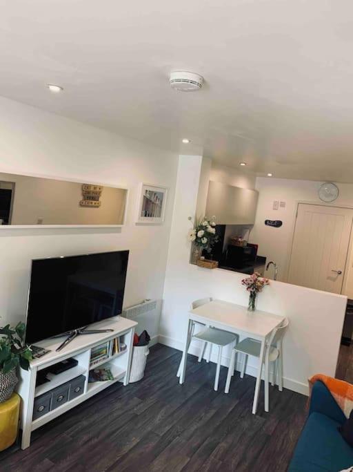 Bournemouth Nr Town Beach Train Coach Shops Lovely Entire Apartment Allows Quiet Good Dogs Bagian luar foto